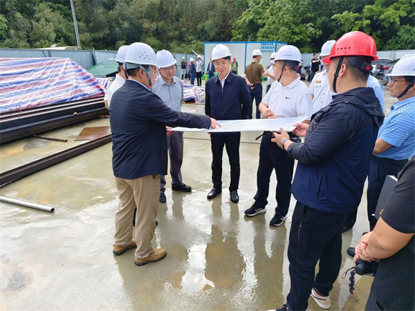 4月28日，市委常務(wù)、常務(wù)副市長(zhǎng)任生調(diào)研新安江防洪項(xiàng)目建設(shè)情況，黃山徽投集團(tuán)副總經(jīng)理張高峰陪同調(diào)研。.jpg