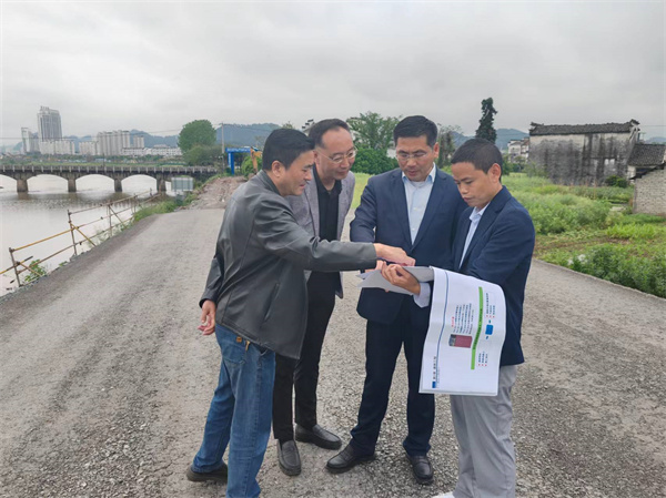 4月22日，王縣帶隊(duì)調(diào)研豐樂(lè)河右岸濱江路要素保障事宜1。.jpg