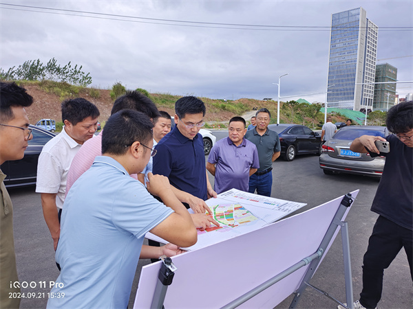 9月21日，洪董，張總陪同王奇勇縣長(zhǎng)一行調(diào)研富豐新城片區(qū)開(kāi)發(fā)推進(jìn)情況。.jpg