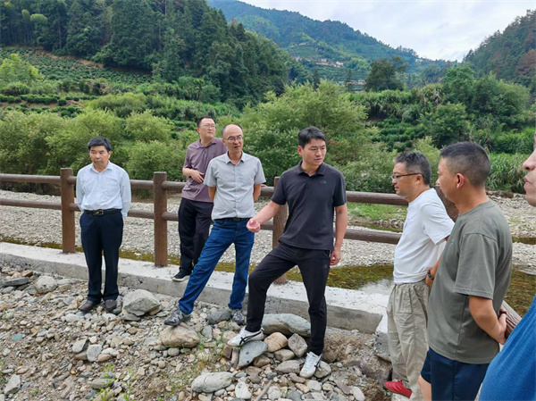 9月15日，程偉副縣長(zhǎng)帶隊(duì)調(diào)研桂溪河清淤事宜。.jpg