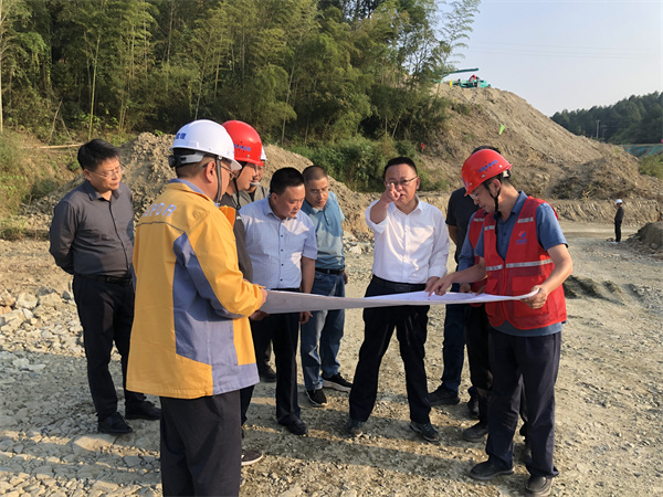 10月9日，汪凱書記調(diào)研防洪治理工程，洪董陪同。.jpg