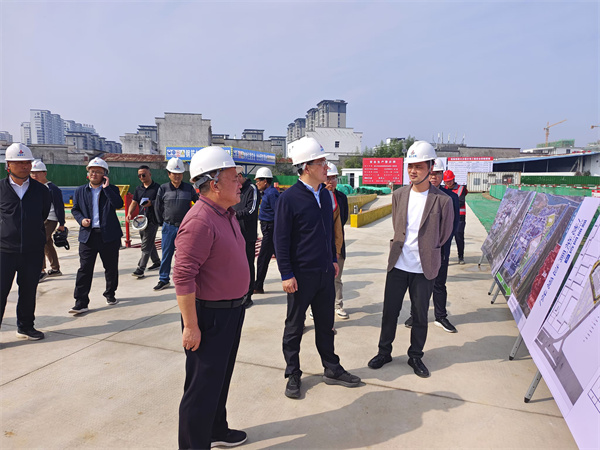 10月29日，洪董陪同王奇勇縣長(zhǎng)督導(dǎo)新徽商創(chuàng)業(yè)基地工程項(xiàng)目.jpg
