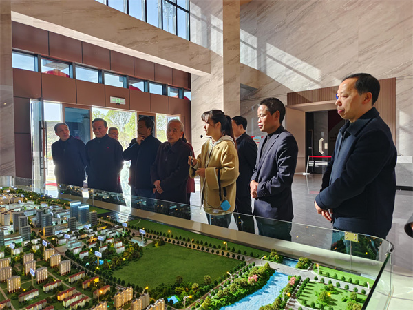 11月26日，潘總陪同市人大老干部一行調(diào)研富豐新城.jpg