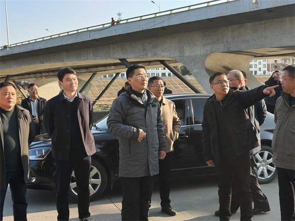 1月19日下午，縣政府縣長實(shí)地調(diào)研新安江流域防洪治理工程項(xiàng)目進(jìn)展情況，副縣長程偉，縣政府辦、縣水利局、縣應(yīng)急局、縣住建局、縣城管局、徽投集團(tuán)、徽城鎮(zhèn)、桂林鎮(zhèn)有關(guān)負(fù)責(zé)同志隨同參加。.jpg