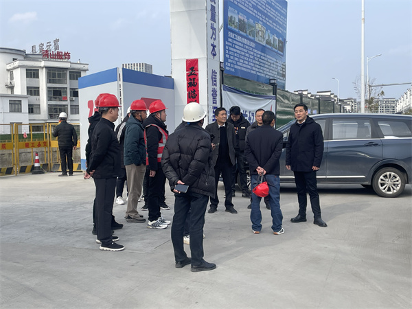 2月5日，縣長王奇勇帶隊調(diào)研新徽商創(chuàng)業(yè)基地一期一標(biāo)段項(xiàng)目春節(jié)后復(fù)工復(fù)產(chǎn)工作，黃山徽投集團(tuán)總經(jīng)理潘楷金陪同調(diào)研。.jpg