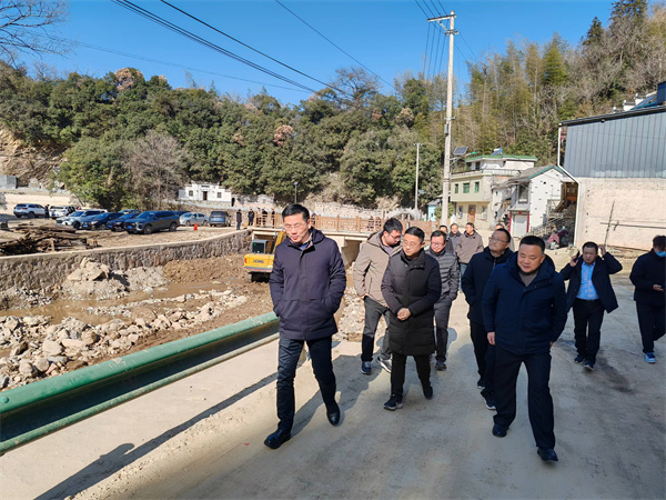 2月9日，王縣長帶隊到皋經村開展災后恢復重建工作調研.jpg