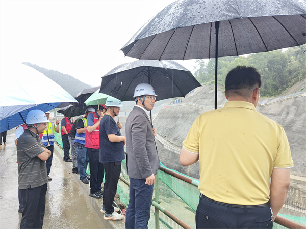 5月30日，王縣長調研防洪工程隧洞進展情況，并查看下游防汛工作，集團潘總，張總陪同調研1。.jpg