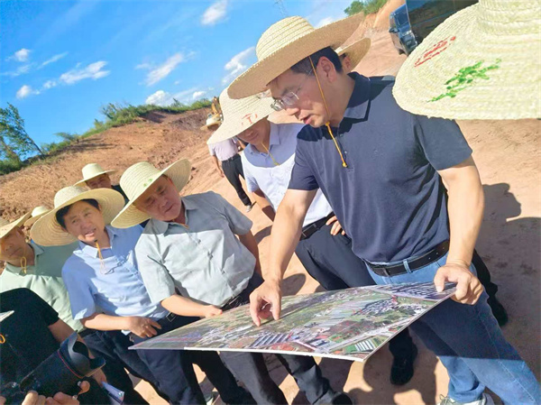 8月14日，洪董、余總陪同王奇勇縣長帶隊(duì)調(diào)研富豐新城黎七路、賓虹大道、富資路、消防站、兩館等項(xiàng)目2。.jpg