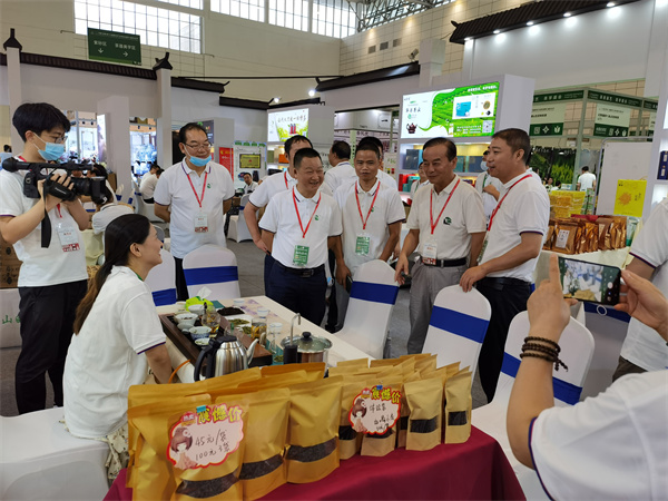 7月23日，2022年“濟(jì)南泉?歙縣茶”山東推介暨萬人品鑒會活動，參與人員：潘楷金、方  亮、程思肯、黃仙紅、錢助君、汪俊康.jpg