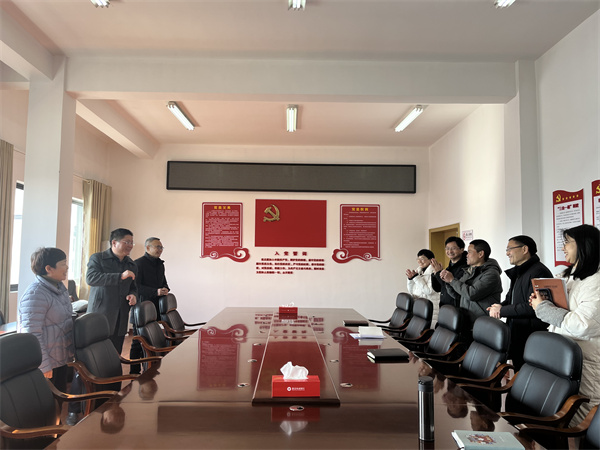 1月29日，縣委常委、副縣長詹凱，財(cái)政局曹局、汪局一行赴集團(tuán)開展新春走訪慰問。.jpg