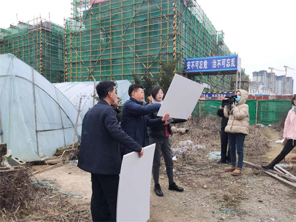 2月2日，副縣長林一凡會市監(jiān)局、徽城鎮(zhèn)等相關(guān)部門調(diào)研城西鄰里中心附屬配套物管用房項目.jpg