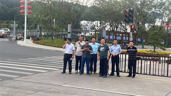 7月15日，汪凱書記在洪董、張總陪同下指導(dǎo)古城亮化、護欄等基礎(chǔ)設(shè)施提升情況。.jpg