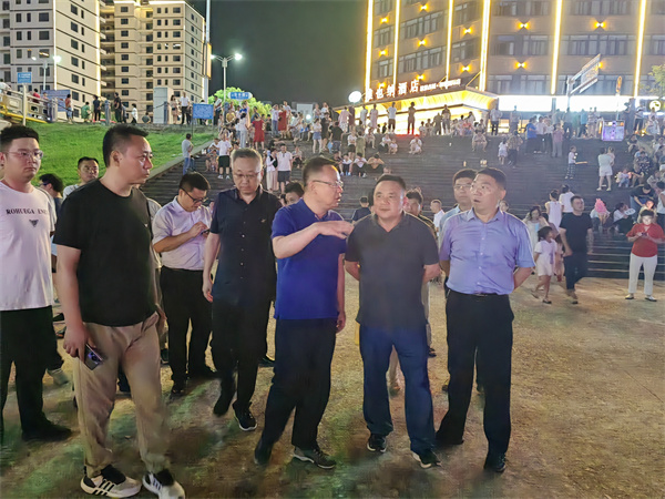 7月15日，汪凱書記視察百花夜市，并就985綠道項目前期工作進(jìn)行指導(dǎo)，洪董，張總陪同調(diào)研。.jpg