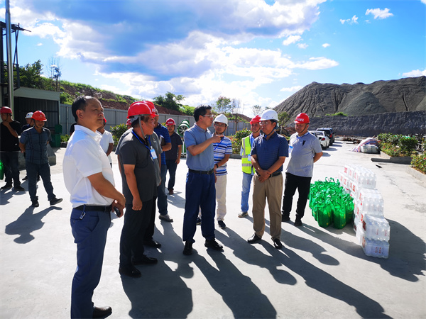 7月27日，王奇勇縣長到徽投大樓項目進行“送清涼”慰問。 (2).jpg