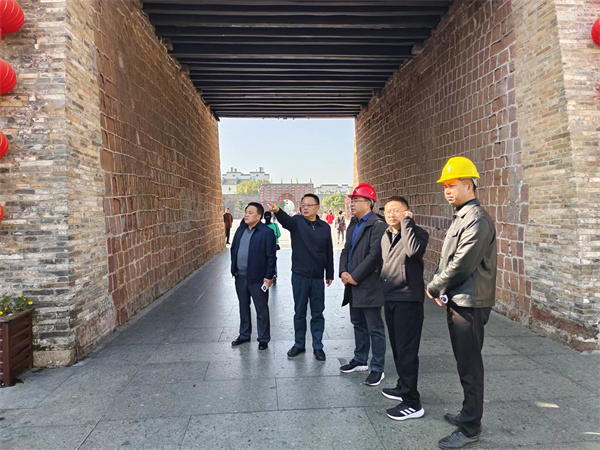 11月28日，洪董陪同汪凱書記調(diào)研古城景觀提升項目.jpg