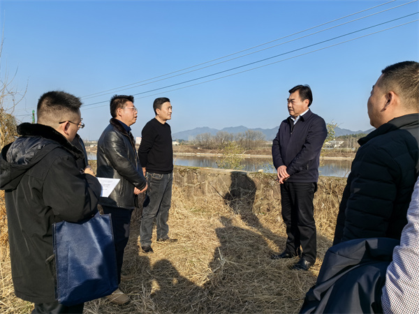 1月17日，縣委副書記吳志平調(diào)研安徽新安江流域防洪治理工程歙縣段工作開展情況，張總陪同。.jpg