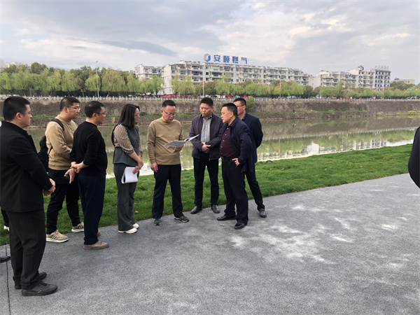 3月23日，洪董陪同汪書記調研豐樂河環(huán)整治工程建設情況。.jpg