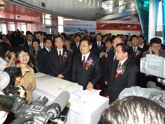 張小建會長與王儒林省長參觀中國就業(yè)促進(jìn)會&middot;創(chuàng)業(yè)專委會展臺