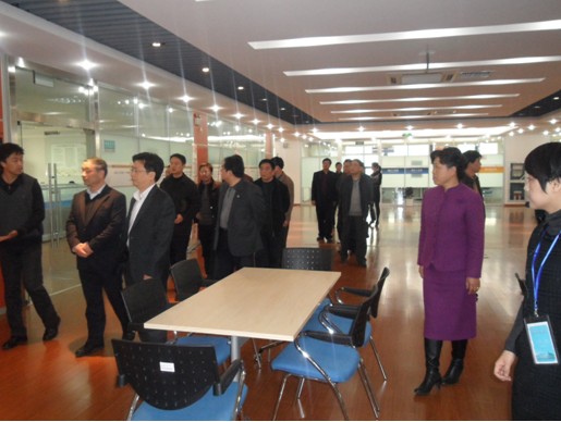 上海市普陀區(qū)人力資源和社會保障局領(lǐng)導們進入實訓區(qū)模版公司