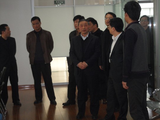 上海市普陀區(qū)人力資源和社會保障局委書記、公務員局局長楊新建（右三）進入模擬工商局